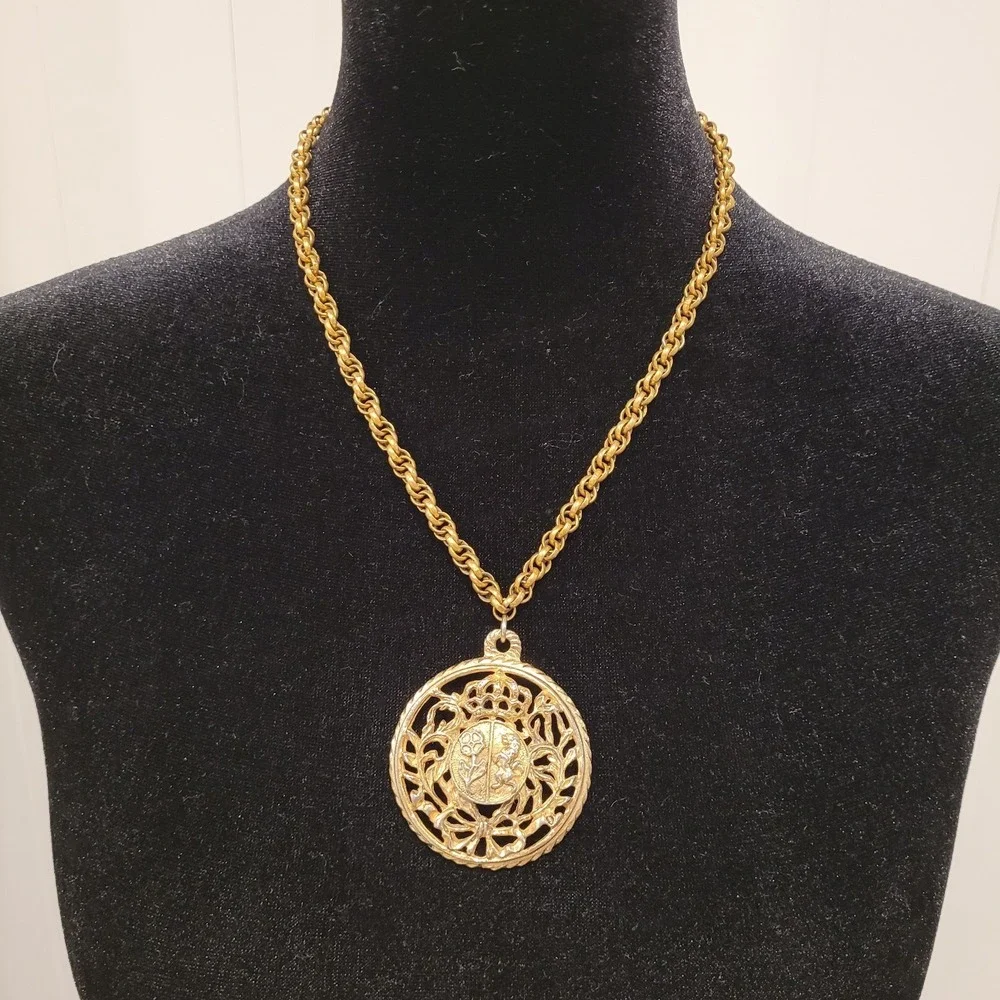 Rare‎ Vintage Coro Gold-Tone Crest Medallion Necklace Rope Chain Statement Piece